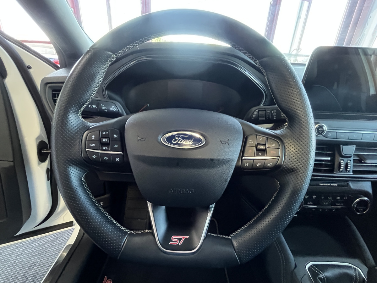 FORD FOCUS ST 2,3 280 TOIT PANORAMIQUE  OUVRANT GPS CAMERA REGULATEUR LIMITEUR KEYLESS APPLE CARPLAY FULL LED PARK PILOT JANTES 19   EXCELLENT ETAT