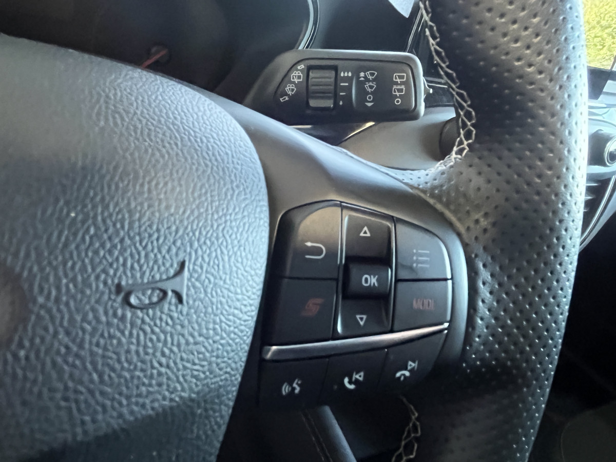 FORD FOCUS ST 2,3 280 TOIT PANORAMIQUE  OUVRANT GPS CAMERA REGULATEUR LIMITEUR KEYLESS APPLE CARPLAY FULL LED PARK PILOT JANTES 19   EXCELLENT ETAT