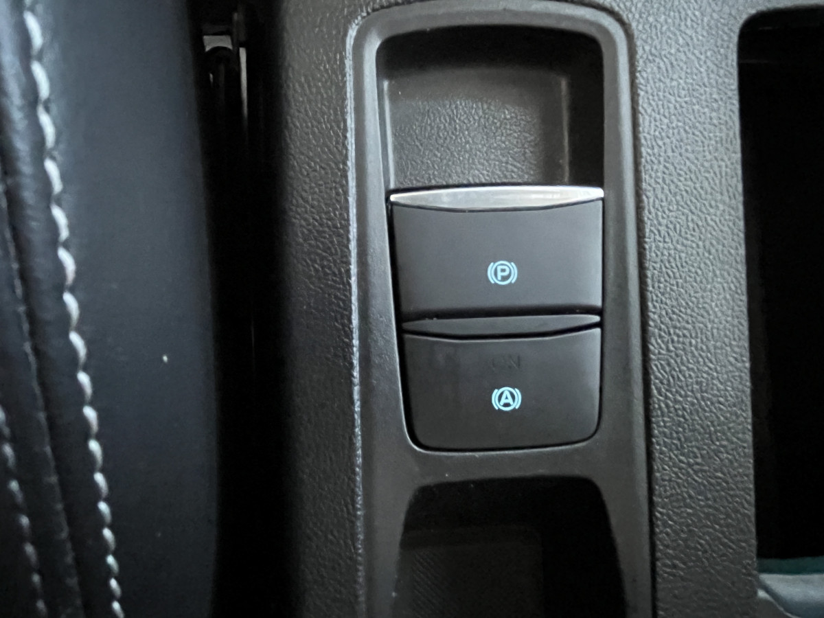 FORD FOCUS ST 2,3 280 TOIT PANORAMIQUE  OUVRANT GPS CAMERA REGULATEUR LIMITEUR KEYLESS APPLE CARPLAY FULL LED PARK PILOT JANTES 19   EXCELLENT ETAT