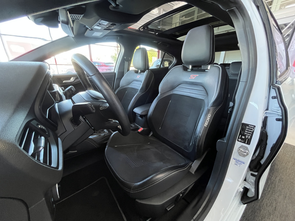 FORD FOCUS ST 2,3 280 TOIT PANORAMIQUE  OUVRANT GPS CAMERA REGULATEUR LIMITEUR KEYLESS APPLE CARPLAY FULL LED PARK PILOT JANTES 19   EXCELLENT ETAT