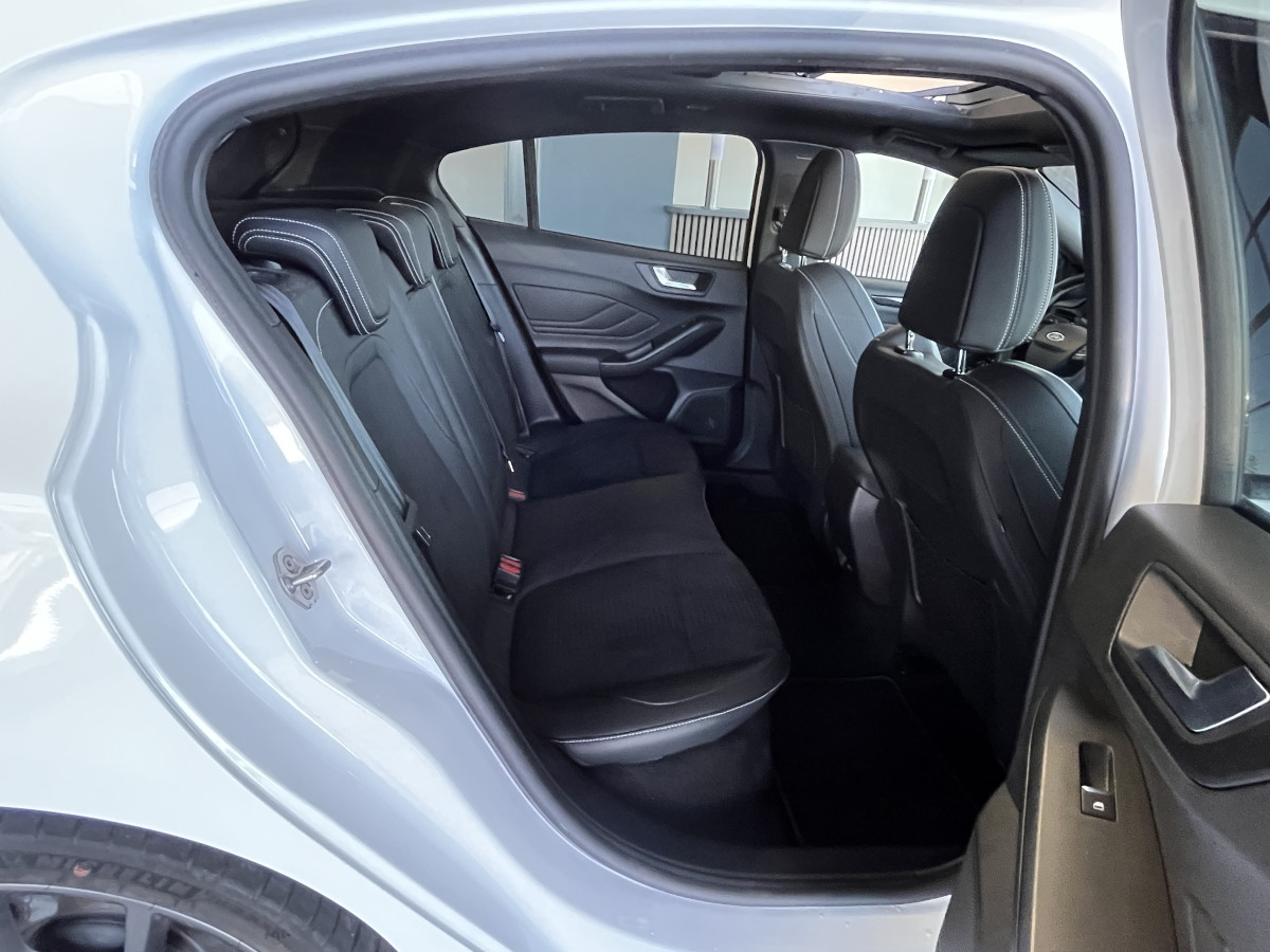 FORD FOCUS ST 2,3 280 TOIT PANORAMIQUE  OUVRANT GPS CAMERA REGULATEUR LIMITEUR KEYLESS APPLE CARPLAY FULL LED PARK PILOT JANTES 19   EXCELLENT ETAT