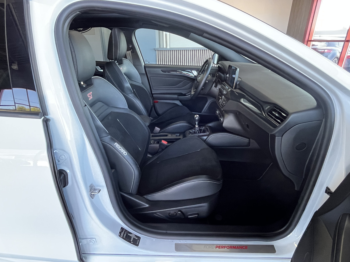 FORD FOCUS ST 2,3 280 TOIT PANORAMIQUE  OUVRANT GPS CAMERA REGULATEUR LIMITEUR KEYLESS APPLE CARPLAY FULL LED PARK PILOT JANTES 19   EXCELLENT ETAT
