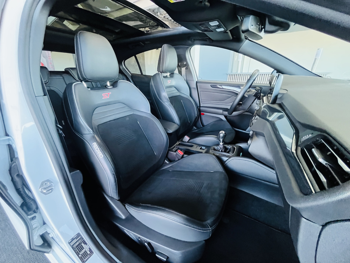 FORD FOCUS ST 2,3 280 TOIT PANORAMIQUE  OUVRANT GPS CAMERA REGULATEUR LIMITEUR KEYLESS APPLE CARPLAY FULL LED PARK PILOT JANTES 19   EXCELLENT ETAT