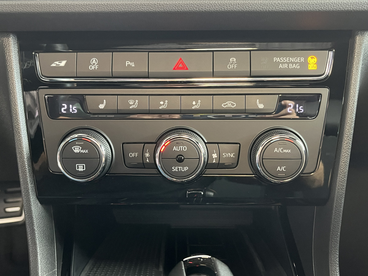 SEAT LEON ST 2,0 TSI 300 DSG6 4DRIVE TOIT PANORAMIQUE OUVRANT GPS CAMERA KEYLESS APPLE CARPLAY ACC DCC REGULATEUR ADAPTATIF SEAT SOUND DRIVE PROFILE PARK PILOT JANTES 19 EXCELLENT ETAT