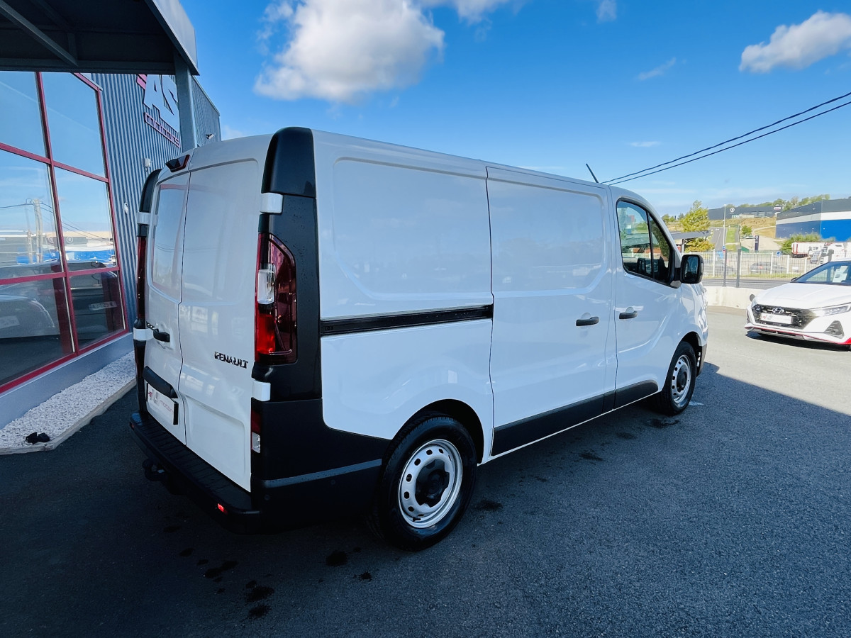 RENAULT TRAFIC FOURGON ADVANCE  L1 H1 3T 2,0 DCI 150  BVA9 ATTELAGE GPS ANDROID APPLE CARPLAY  CAMERA FEUX FULL LED APPLE CARPLAY RADAR DE RECUL REGULATEUR LIMITEUR ETAT NEUF