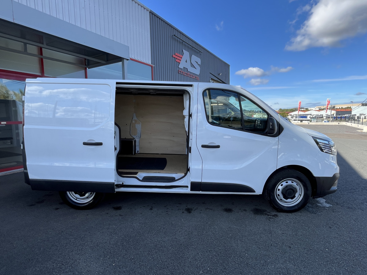 RENAULT TRAFIC FOURGON ADVANCE  L1 H1 3T 2,0 DCI 150  BVA9 ATTELAGE GPS ANDROID APPLE CARPLAY  CAMERA FEUX FULL LED APPLE CARPLAY RADAR DE RECUL REGULATEUR LIMITEUR ETAT NEUF