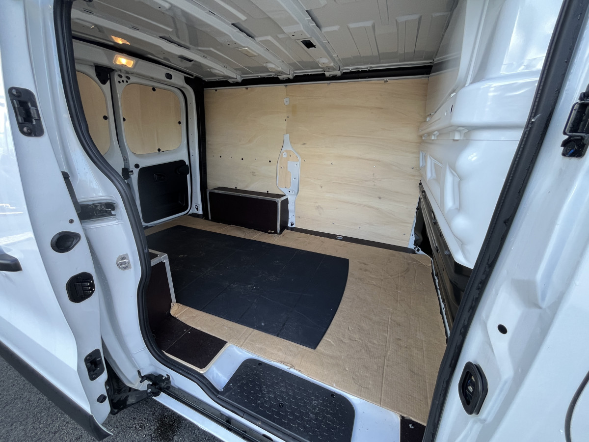 RENAULT TRAFIC FOURGON ADVANCE  L1 H1 3T 2,0 DCI 150  BVA9 ATTELAGE GPS ANDROID APPLE CARPLAY  CAMERA FEUX FULL LED APPLE CARPLAY RADAR DE RECUL REGULATEUR LIMITEUR ETAT NEUF