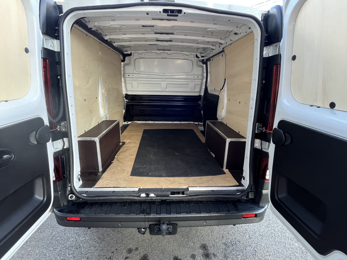 RENAULT TRAFIC FOURGON ADVANCE  L1 H1 3T 2,0 DCI 150  BVA9 ATTELAGE GPS ANDROID APPLE CARPLAY  CAMERA FEUX FULL LED APPLE CARPLAY RADAR DE RECUL REGULATEUR LIMITEUR ETAT NEUF