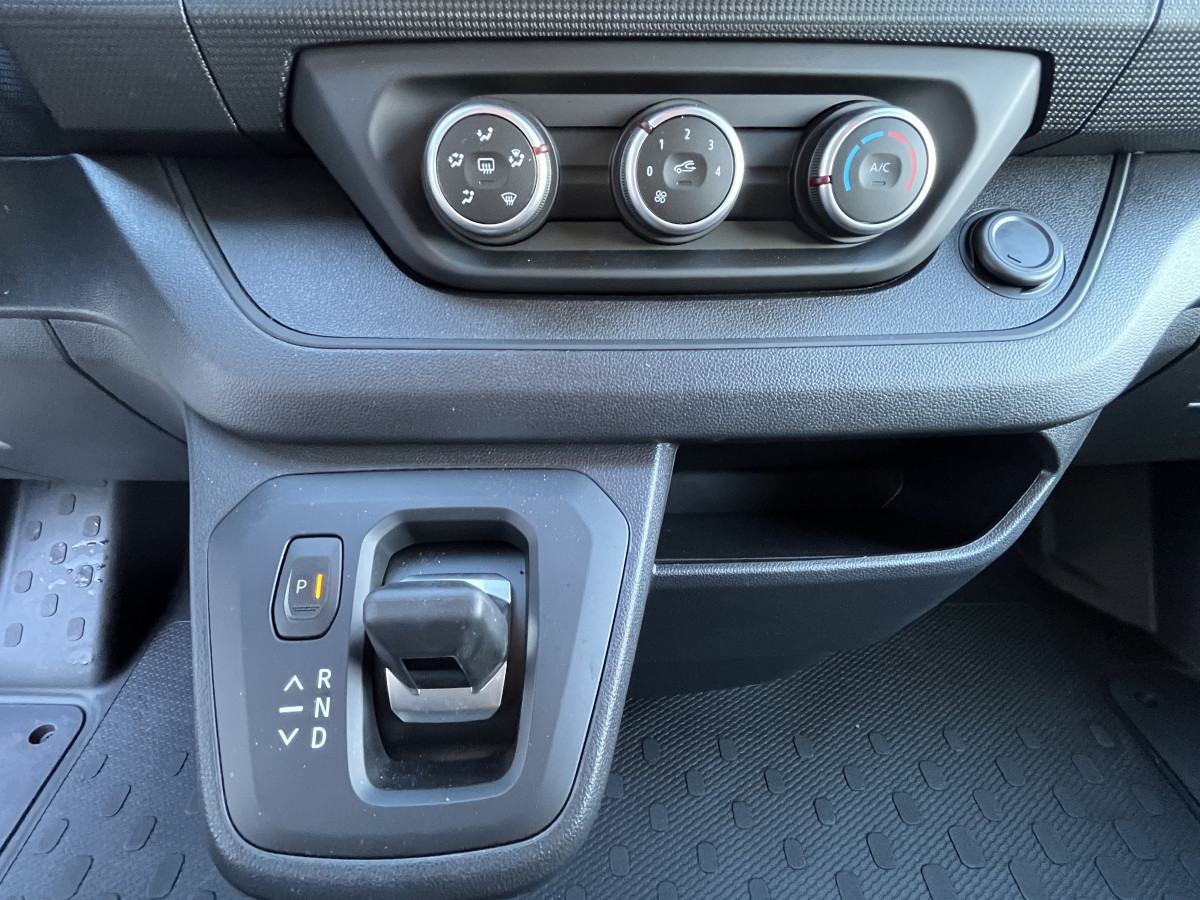 RENAULT TRAFIC FOURGON ADVANCE  L1 H1 3T 2,0 DCI 150  BVA9 ATTELAGE GPS ANDROID APPLE CARPLAY  CAMERA FEUX FULL LED APPLE CARPLAY RADAR DE RECUL REGULATEUR LIMITEUR ETAT NEUF