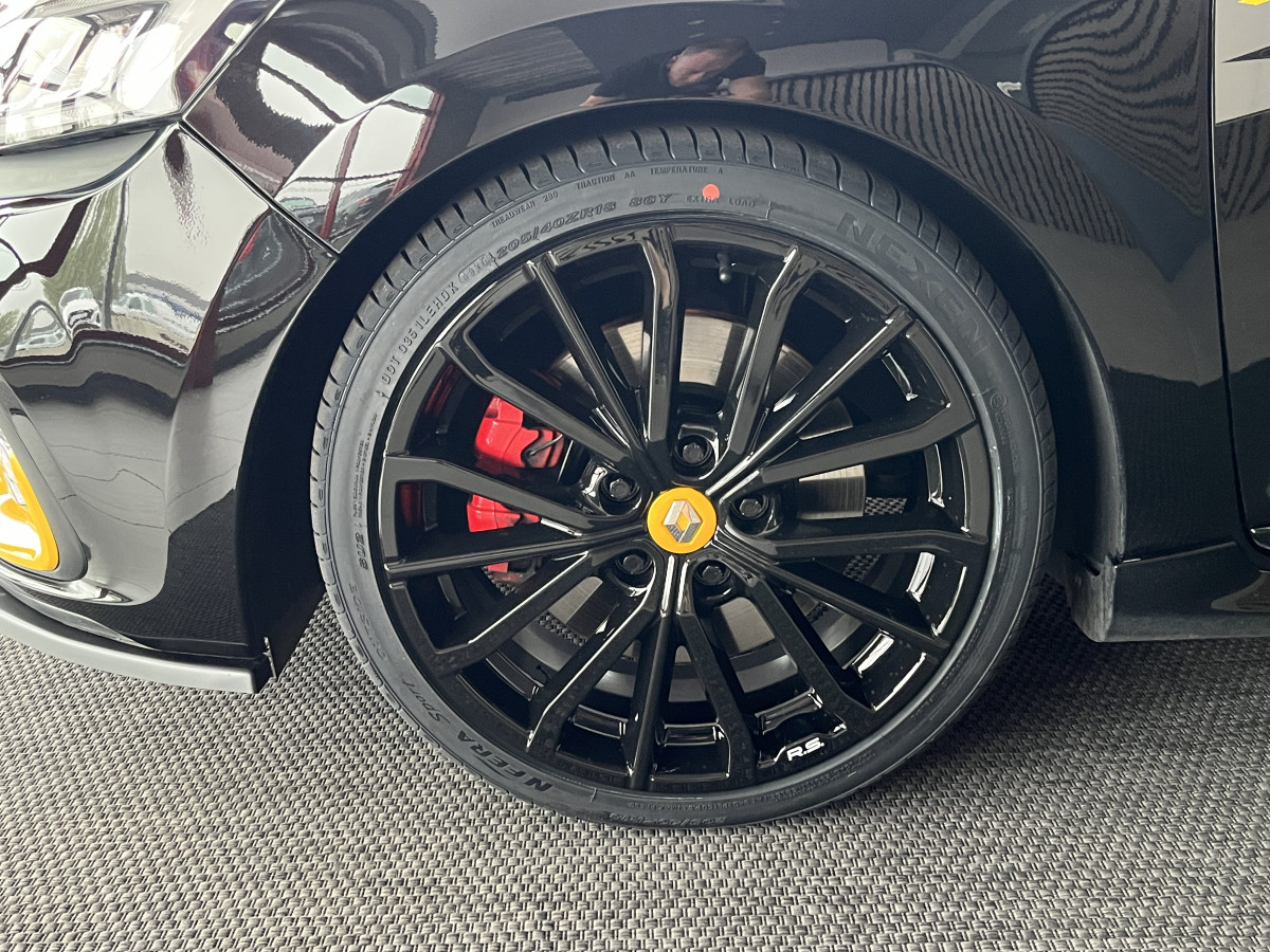 RENAULT CLIO 4  RS 18 1,6 220 EDC N° 808  GPS REGULATEUR LIMITEURRS DRIVE RS MONITOR HIFI BASS REFLEX  AKRAPOVIC KEYLESS PARK PILOT FEUX LED JANTES 18 EXCELLENT ETAT