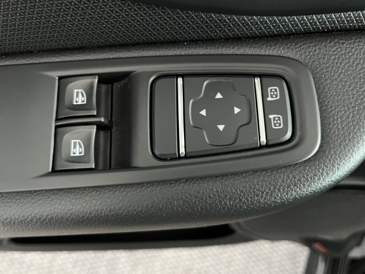 RENAULT CLIO 4  RS 18 1,6 220 EDC N° 808  GPS REGULATEUR LIMITEURRS DRIVE RS MONITOR HIFI BASS REFLEX  AKRAPOVIC KEYLESS PARK PILOT FEUX LED JANTES 18 EXCELLENT ETAT