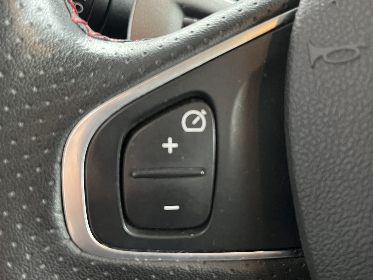 RENAULT CLIO 4  RS 18 1,6 220 EDC N° 808  GPS REGULATEUR LIMITEURRS DRIVE RS MONITOR HIFI BASS REFLEX  AKRAPOVIC KEYLESS PARK PILOT FEUX LED JANTES 18 EXCELLENT ETAT