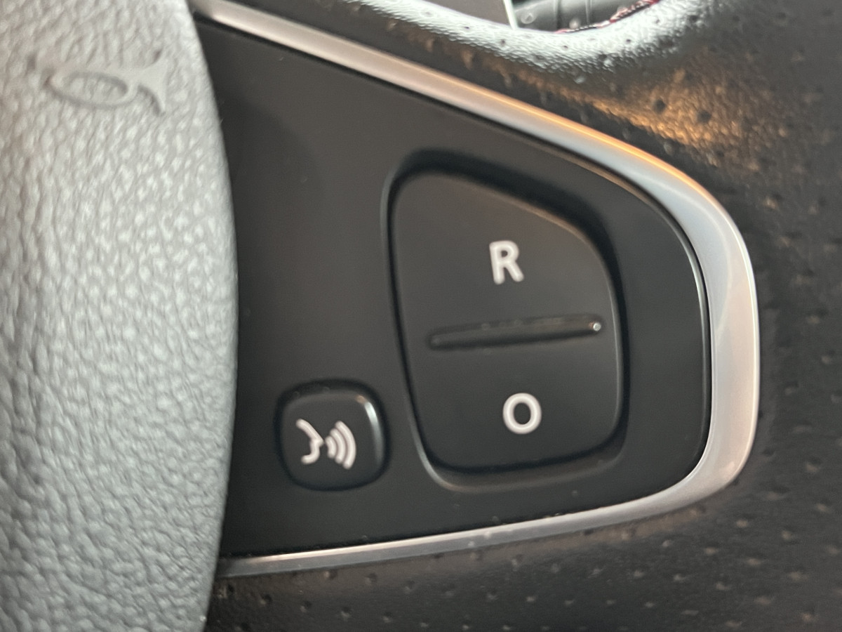 RENAULT CLIO 4  RS 18 1,6 220 EDC N° 808  GPS REGULATEUR LIMITEURRS DRIVE RS MONITOR HIFI BASS REFLEX  AKRAPOVIC KEYLESS PARK PILOT FEUX LED JANTES 18 EXCELLENT ETAT