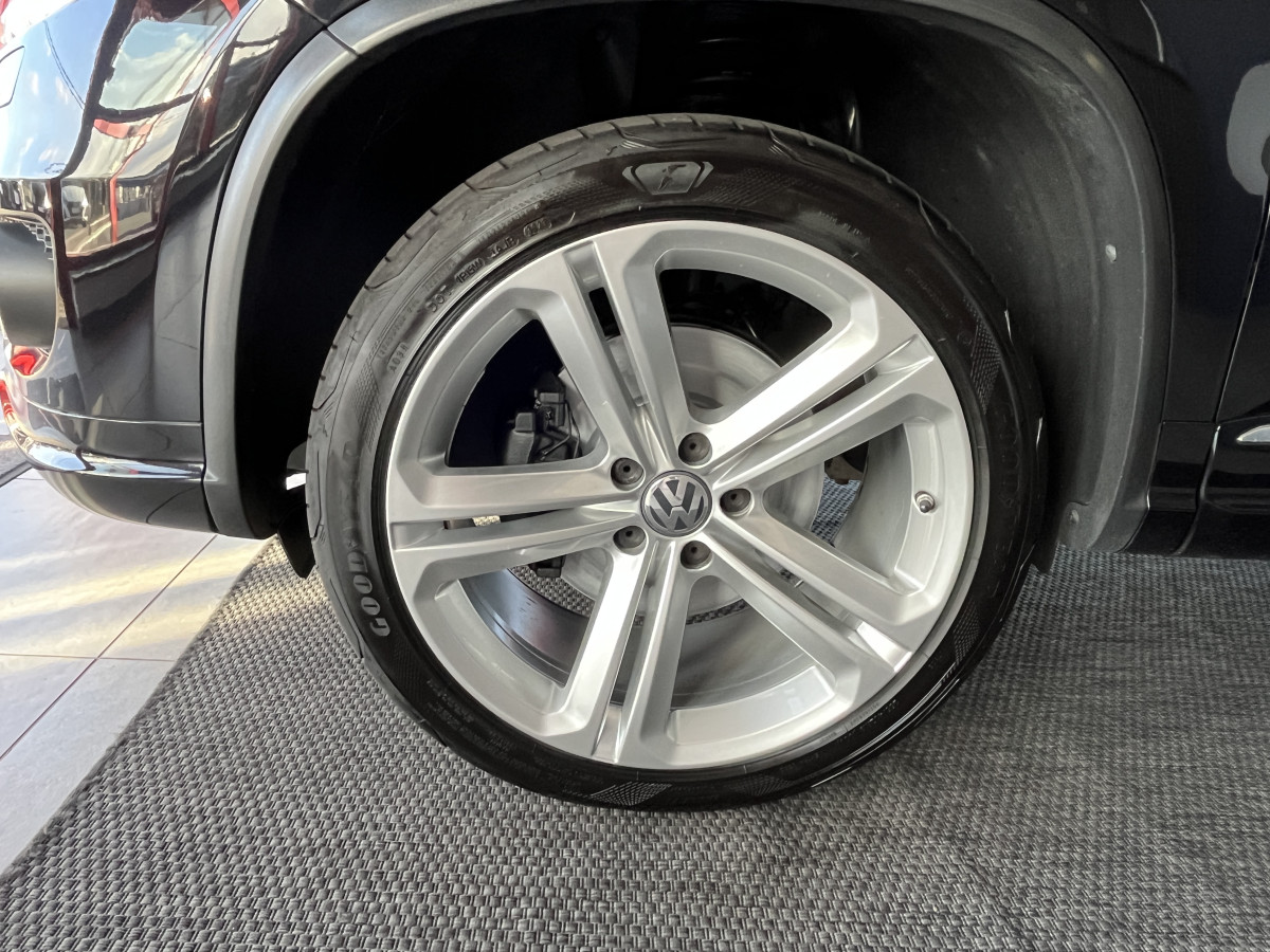 VOLKWAGEN TIGUAN R-LINE 2,0 TDI 184 DSG7 4MOTION  ATTELAGE GPS CAMERA APPLE CAR PLAY REGULATEUR BI-XENON JANTES 19 EXCELLENT ETAT