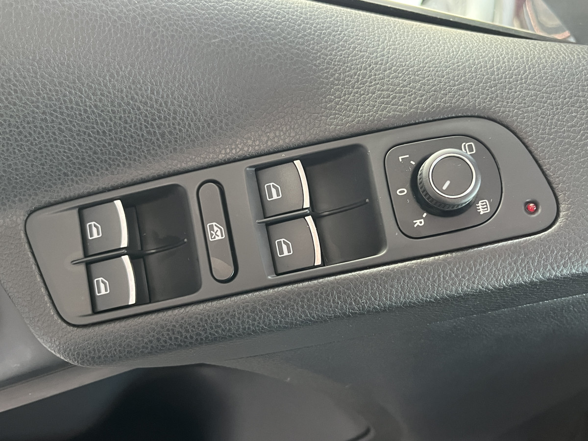 VOLKWAGEN TIGUAN R-LINE 2,0 TDI 184 DSG7 4MOTION  ATTELAGE GPS CAMERA APPLE CAR PLAY REGULATEUR BI-XENON JANTES 19 EXCELLENT ETAT
