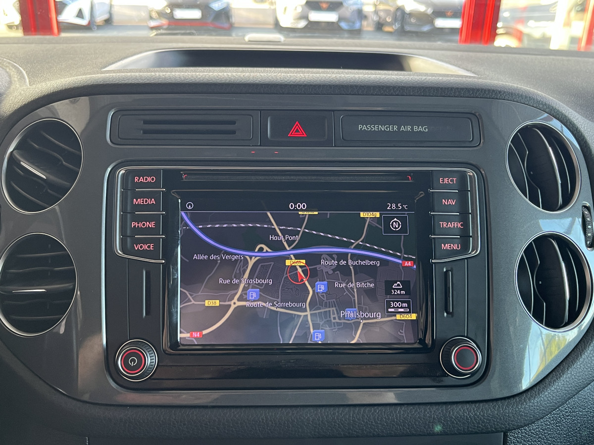 VOLKWAGEN TIGUAN R-LINE 2,0 TDI 184 DSG7 4MOTION  ATTELAGE GPS CAMERA APPLE CAR PLAY REGULATEUR BI-XENON JANTES 19 EXCELLENT ETAT