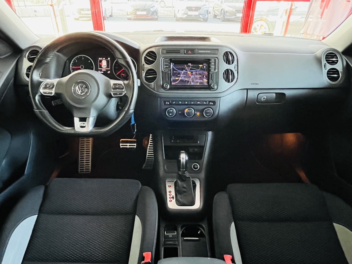 VOLKWAGEN TIGUAN R-LINE 2,0 TDI 184 DSG7 4MOTION  ATTELAGE GPS CAMERA APPLE CAR PLAY REGULATEUR BI-XENON JANTES 19 EXCELLENT ETAT