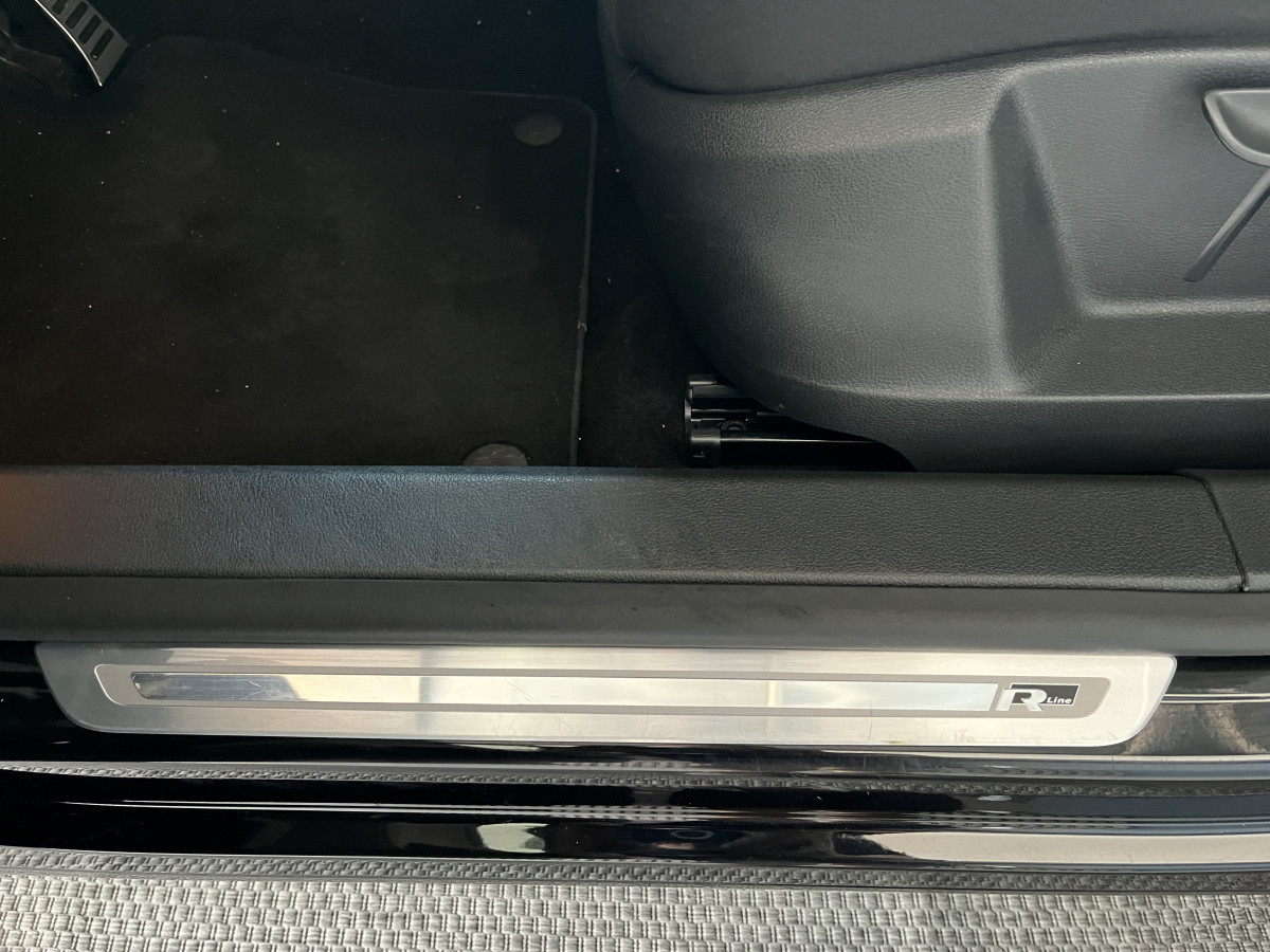 VOLKWAGEN TIGUAN R-LINE 2,0 TDI 184 DSG7 4MOTION  ATTELAGE GPS CAMERA APPLE CAR PLAY REGULATEUR BI-XENON JANTES 19 EXCELLENT ETAT