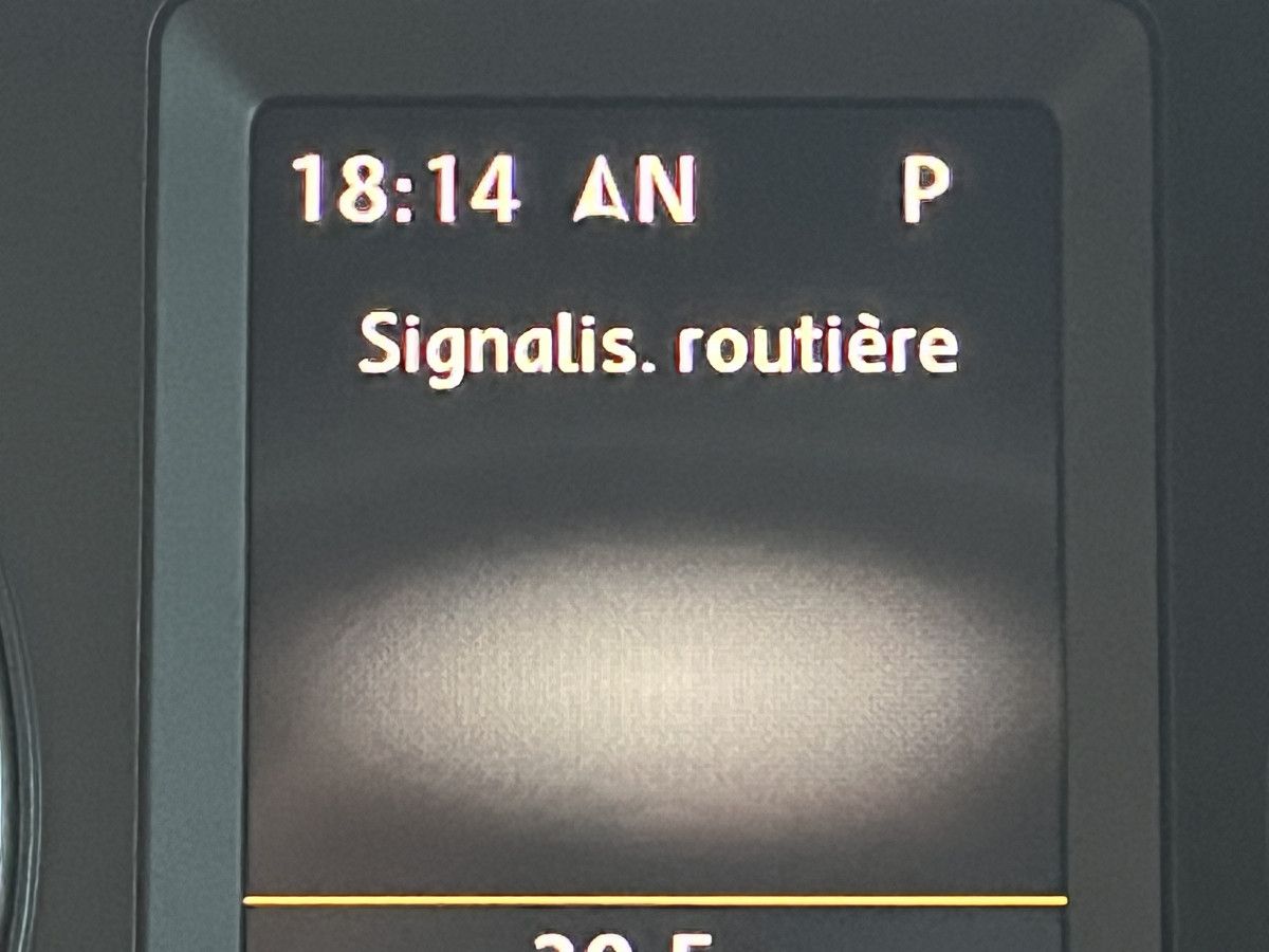VOLKWAGEN TIGUAN R-LINE 2,0 TDI 184 DSG7 4MOTION  ATTELAGE GPS CAMERA APPLE CAR PLAY REGULATEUR BI-XENON JANTES 19 EXCELLENT ETAT