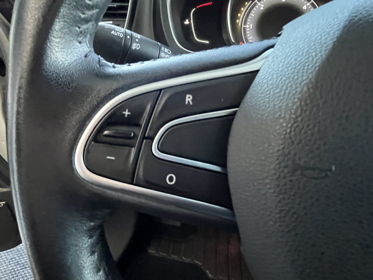 RENAULT GRAND SCENIC 1,5 DCI 110 EDC TYPE INTENS 7 PLACES GPS KEYLESS REGULATEUR LIMITEUR FEUX HALOGENE PARK PILOT JANTES 20