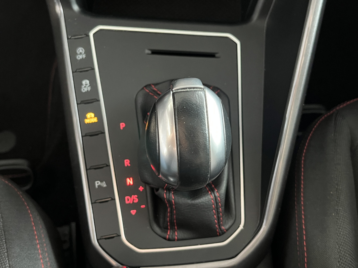 VOLKSWAGEN POLO GTI 2,0 TSI 200   DSG6 TOIT PANORAMIQUE OUVRANT DMS ACC GPS APPLE CARPLAY VIRTUAL COCKPIT  REGULATEUR ADAPTATIF  LIMITEUR PARK PILOT DRIVING MODE FEUX LED  JANTE ALU 18 BRESCIA  EXCELLENT ETAT