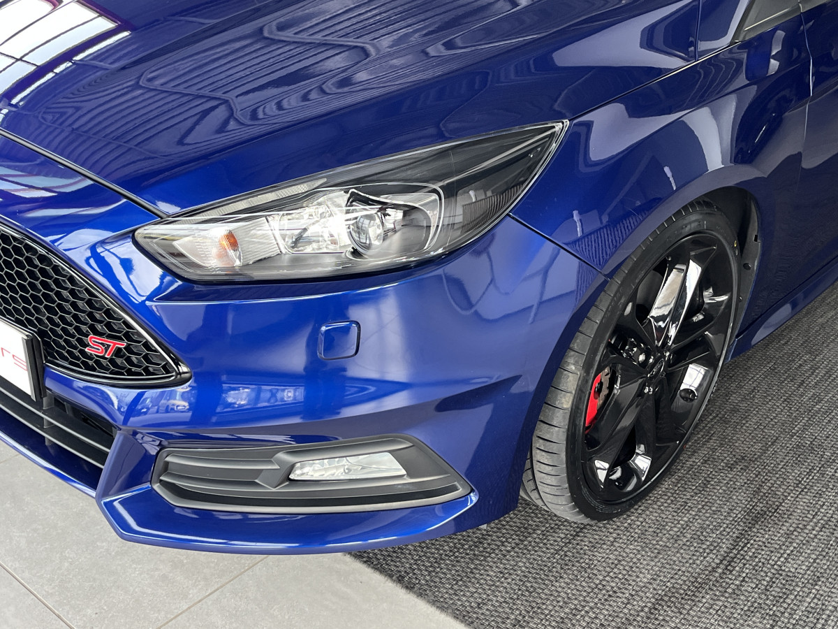 FORD FOCUS ST 2,0 250 PACK PERFORMANCE GPS CAMERA PACK HIVER RECARO KEYLESS BI-XENON APPLE CARPLAY  HIFI SONY BLUETOOTH JANTES 19  EXCELLENT ETAT