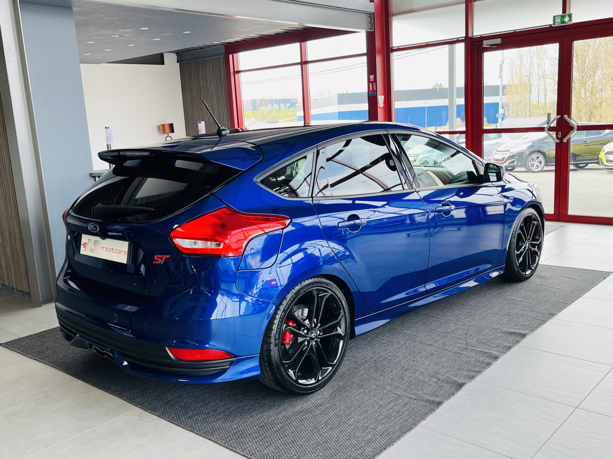 FORD FOCUS ST 2,0 250 PACK PERFORMANCE GPS CAMERA PACK HIVER RECARO KEYLESS BI-XENON APPLE CARPLAY  HIFI SONY BLUETOOTH JANTES 19  EXCELLENT ETAT