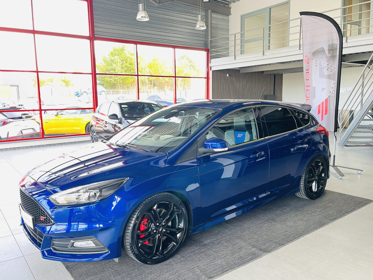 FORD FOCUS ST 2,0 250 PACK PERFORMANCE GPS CAMERA PACK HIVER RECARO KEYLESS BI-XENON APPLE CARPLAY  HIFI SONY BLUETOOTH JANTES 19  EXCELLENT ETAT