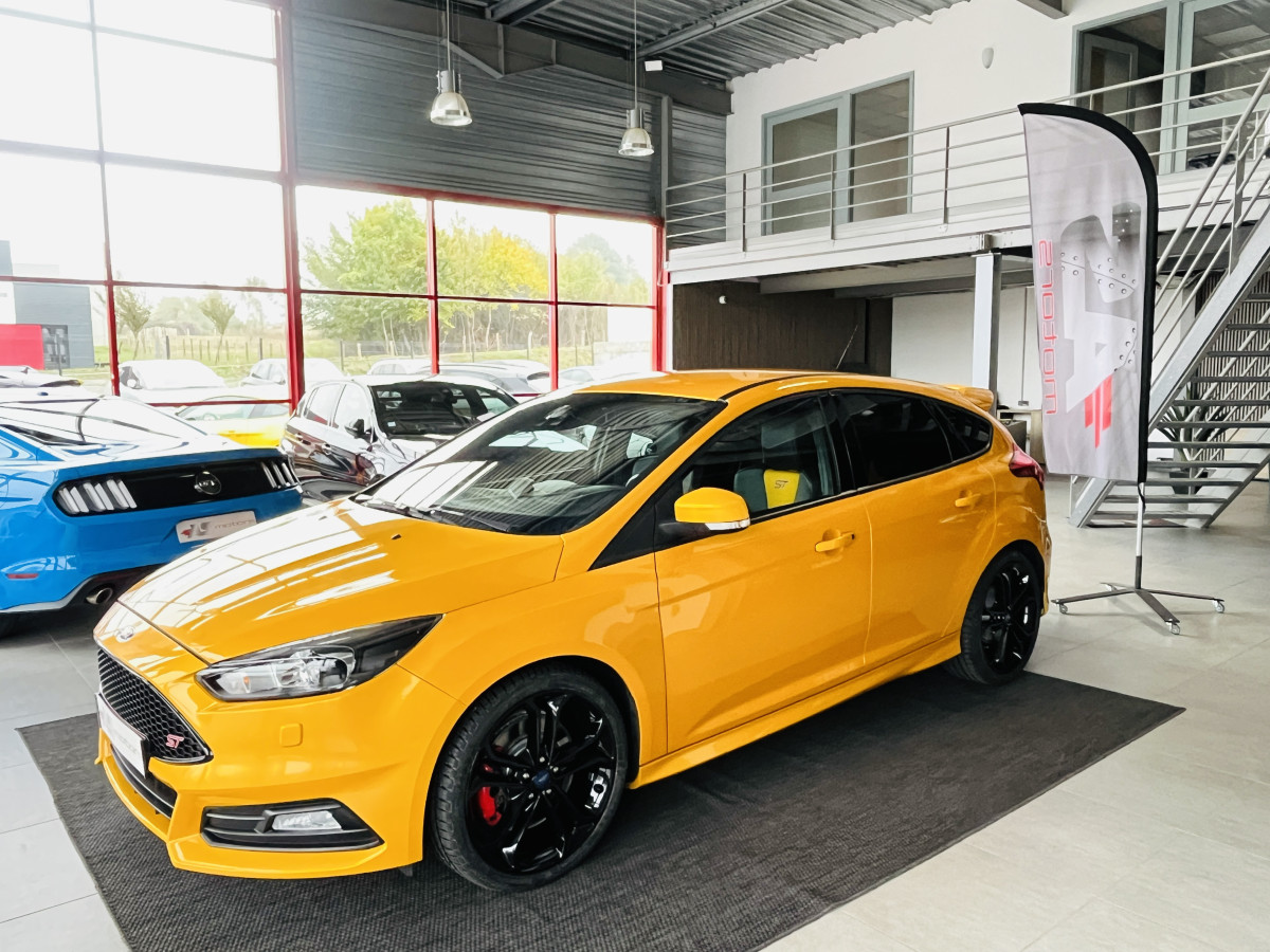 FORD FOCUS ST 2,0 250 PACK PERFORMANCE GPS REGULATEUR LIMITEUR BI-XENON PACK HIVER RECARO KEYLESS PARK PILOT  HIFI SONY BLUETOOTH JANTES 19  EXCELLENT ETAT