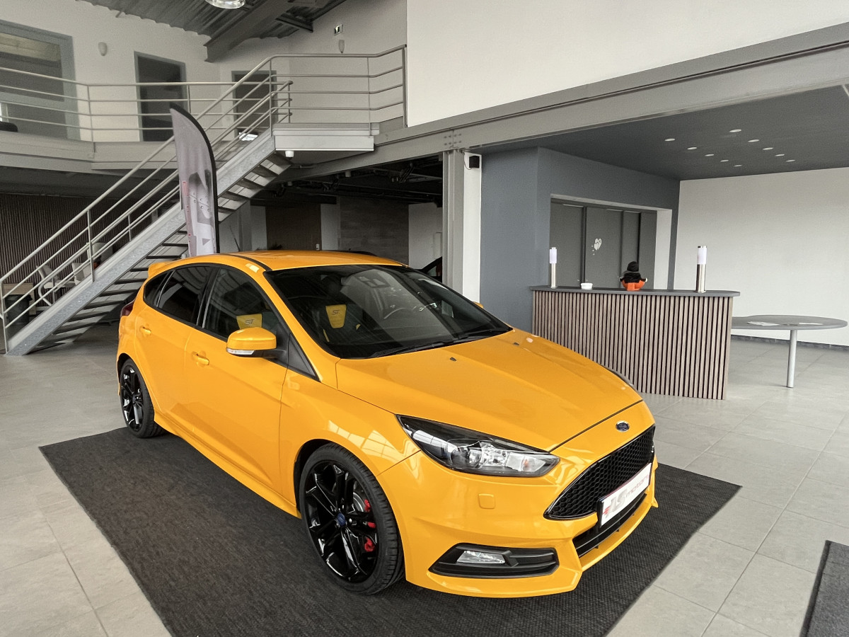 FORD FOCUS ST 2,0 250 PACK PERFORMANCE GPS REGULATEUR LIMITEUR BI-XENON PACK HIVER RECARO KEYLESS PARK PILOT  HIFI SONY BLUETOOTH JANTES 19  EXCELLENT ETAT