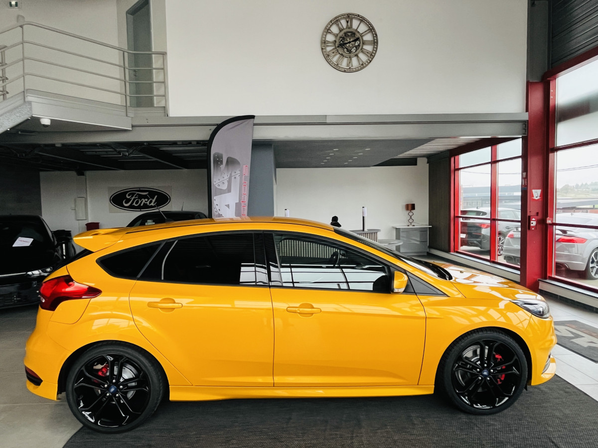 FORD FOCUS ST 2,0 250 PACK PERFORMANCE GPS REGULATEUR LIMITEUR BI-XENON PACK HIVER RECARO KEYLESS PARK PILOT  HIFI SONY BLUETOOTH JANTES 19  EXCELLENT ETAT