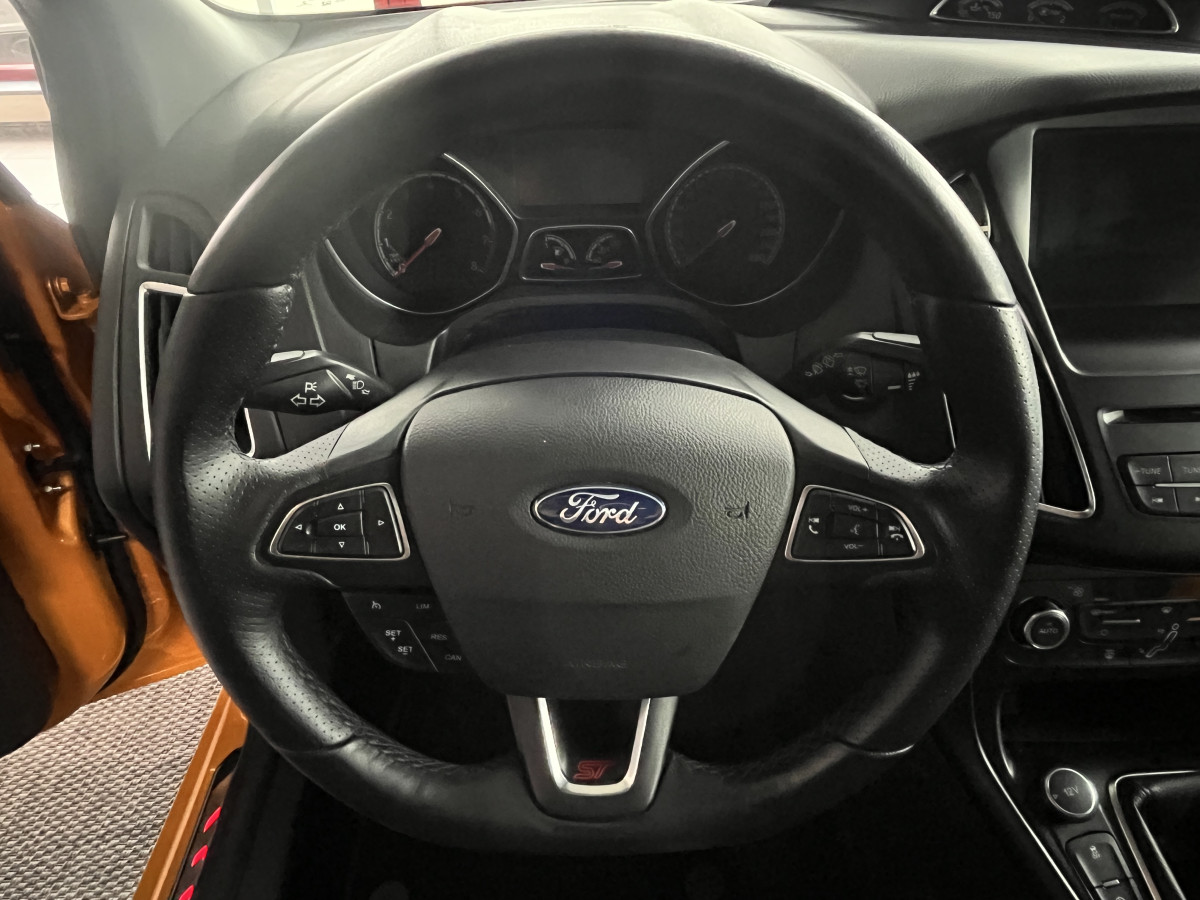 FORD FOCUS ST 2,0 250 PACK PERFORMANCE GPS REGULATEUR LIMITEUR BI-XENON PACK HIVER RECARO KEYLESS PARK PILOT  HIFI SONY BLUETOOTH JANTES 19  EXCELLENT ETAT