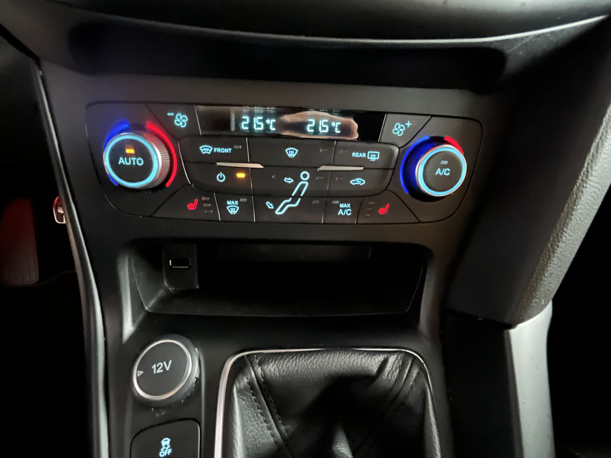 FORD FOCUS ST 2,0 250 PACK PERFORMANCE GPS REGULATEUR LIMITEUR BI-XENON PACK HIVER RECARO KEYLESS PARK PILOT  HIFI SONY BLUETOOTH JANTES 19  EXCELLENT ETAT