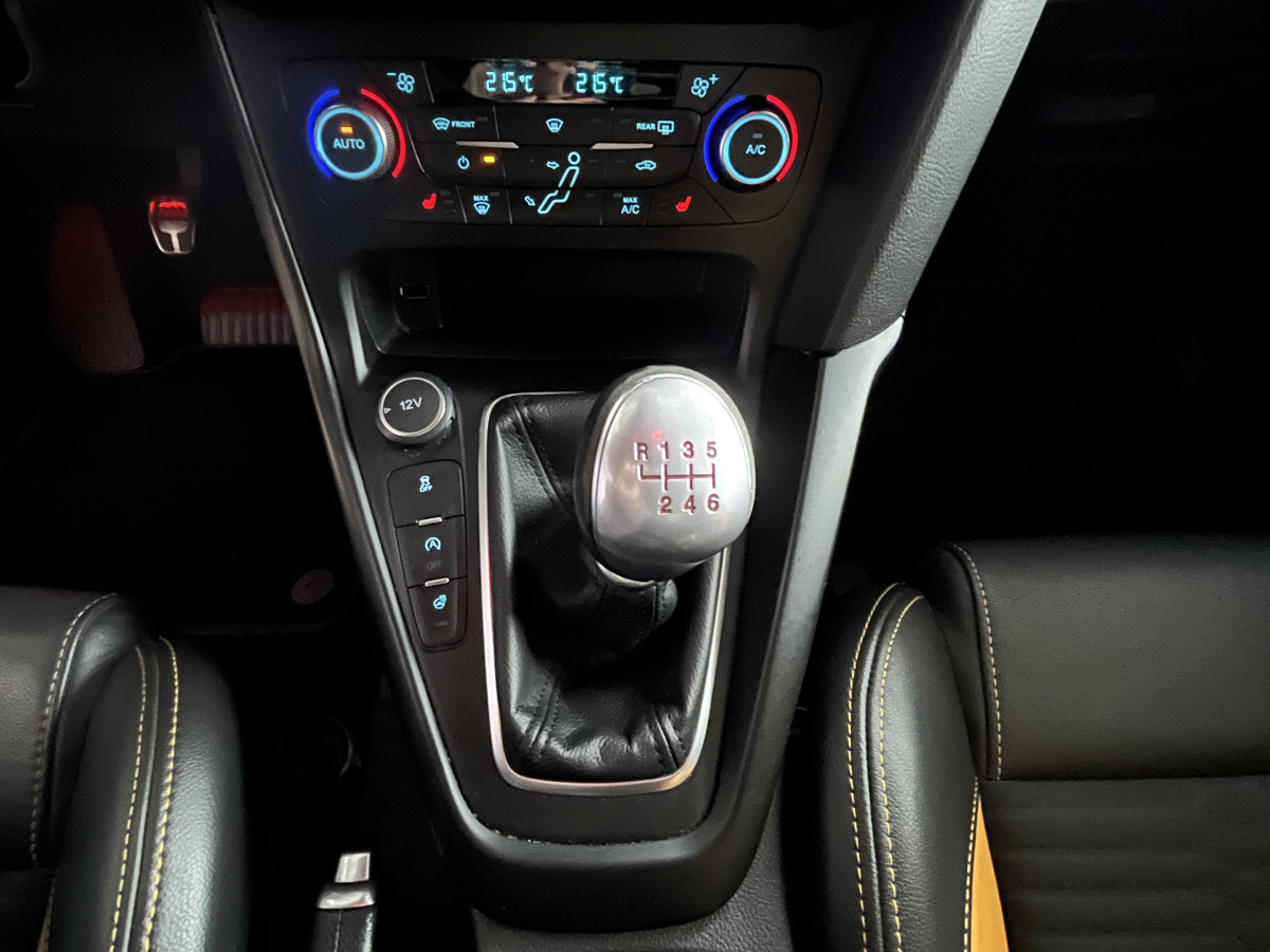 FORD FOCUS ST 2,0 250 PACK PERFORMANCE GPS REGULATEUR LIMITEUR BI-XENON PACK HIVER RECARO KEYLESS PARK PILOT  HIFI SONY BLUETOOTH JANTES 19  EXCELLENT ETAT