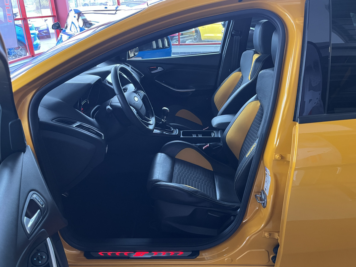 FORD FOCUS ST 2,0 250 PACK PERFORMANCE GPS REGULATEUR LIMITEUR BI-XENON PACK HIVER RECARO KEYLESS PARK PILOT  HIFI SONY BLUETOOTH JANTES 19  EXCELLENT ETAT