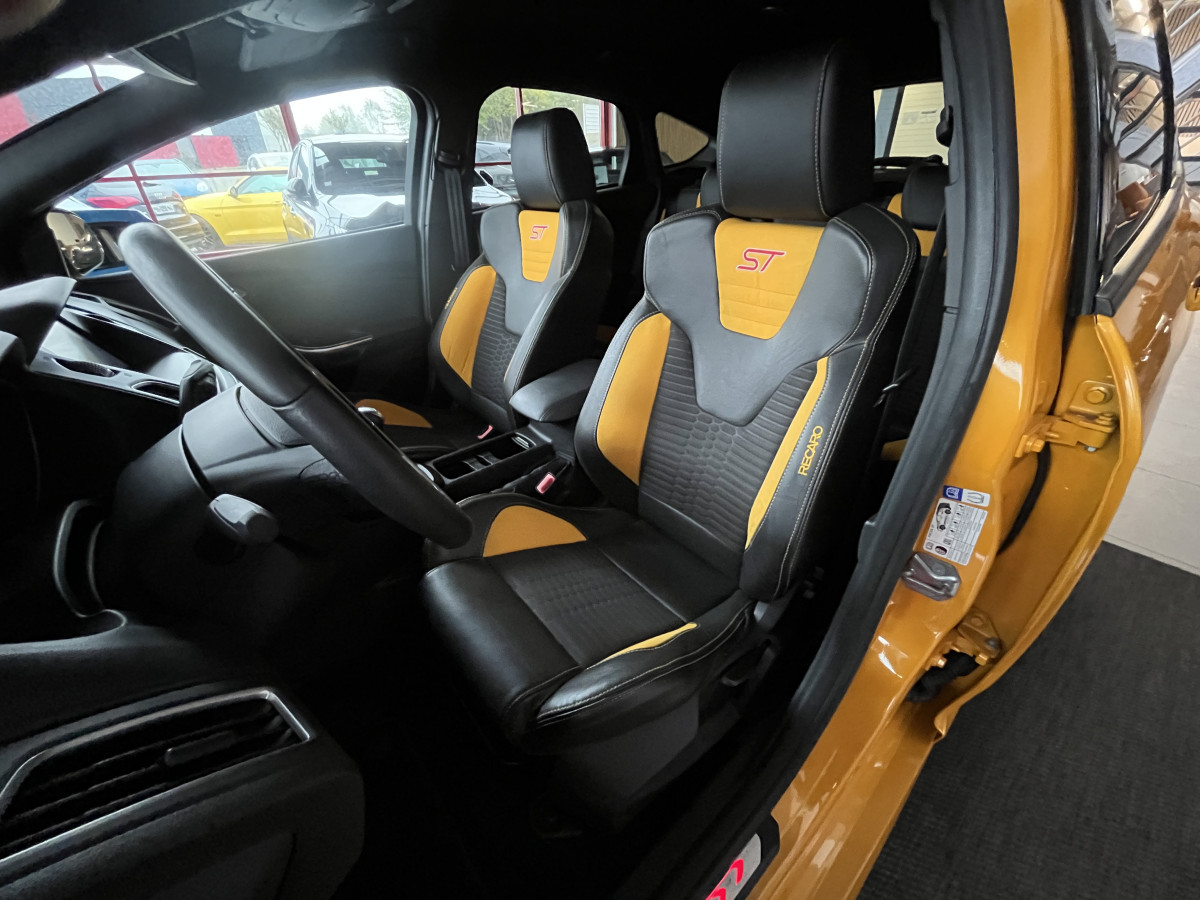 FORD FOCUS ST 2,0 250 PACK PERFORMANCE GPS REGULATEUR LIMITEUR BI-XENON PACK HIVER RECARO KEYLESS PARK PILOT  HIFI SONY BLUETOOTH JANTES 19  EXCELLENT ETAT