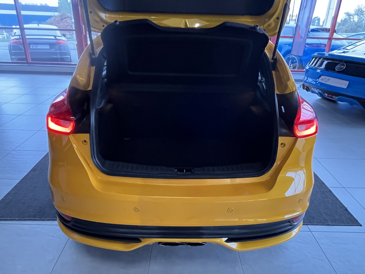 FORD FOCUS ST 2,0 250 PACK PERFORMANCE GPS REGULATEUR LIMITEUR BI-XENON PACK HIVER RECARO KEYLESS PARK PILOT  HIFI SONY BLUETOOTH JANTES 19  EXCELLENT ETAT