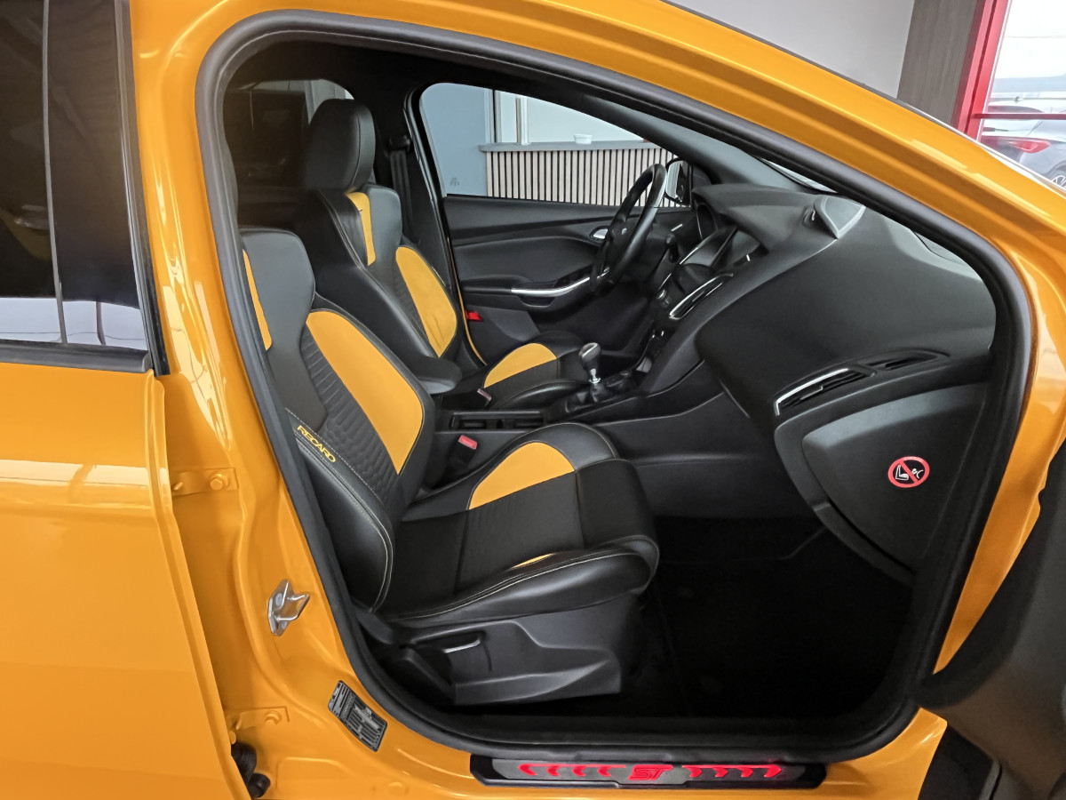 FORD FOCUS ST 2,0 250 PACK PERFORMANCE GPS REGULATEUR LIMITEUR BI-XENON PACK HIVER RECARO KEYLESS PARK PILOT  HIFI SONY BLUETOOTH JANTES 19  EXCELLENT ETAT