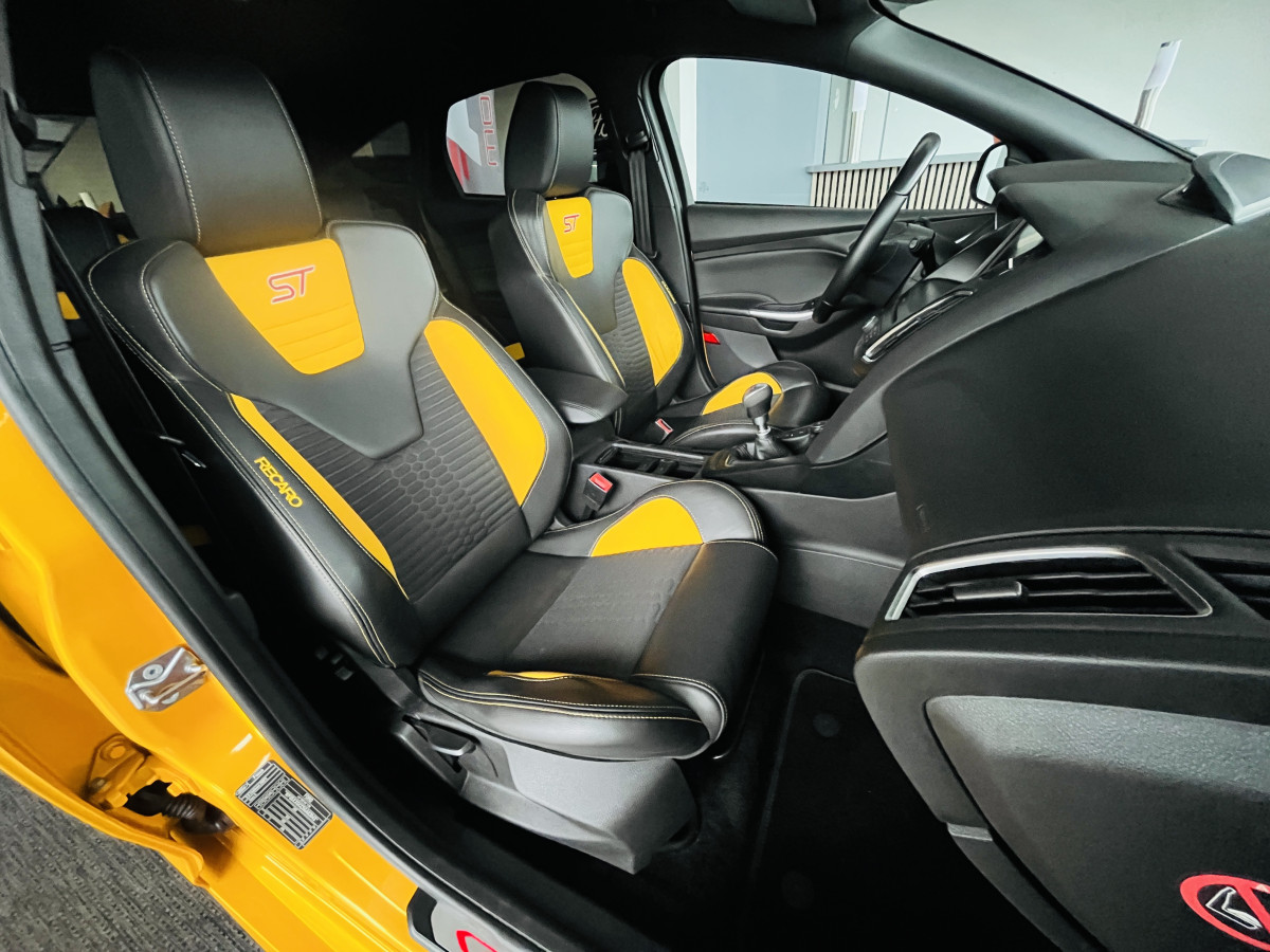 FORD FOCUS ST 2,0 250 PACK PERFORMANCE GPS REGULATEUR LIMITEUR BI-XENON PACK HIVER RECARO KEYLESS PARK PILOT  HIFI SONY BLUETOOTH JANTES 19  EXCELLENT ETAT