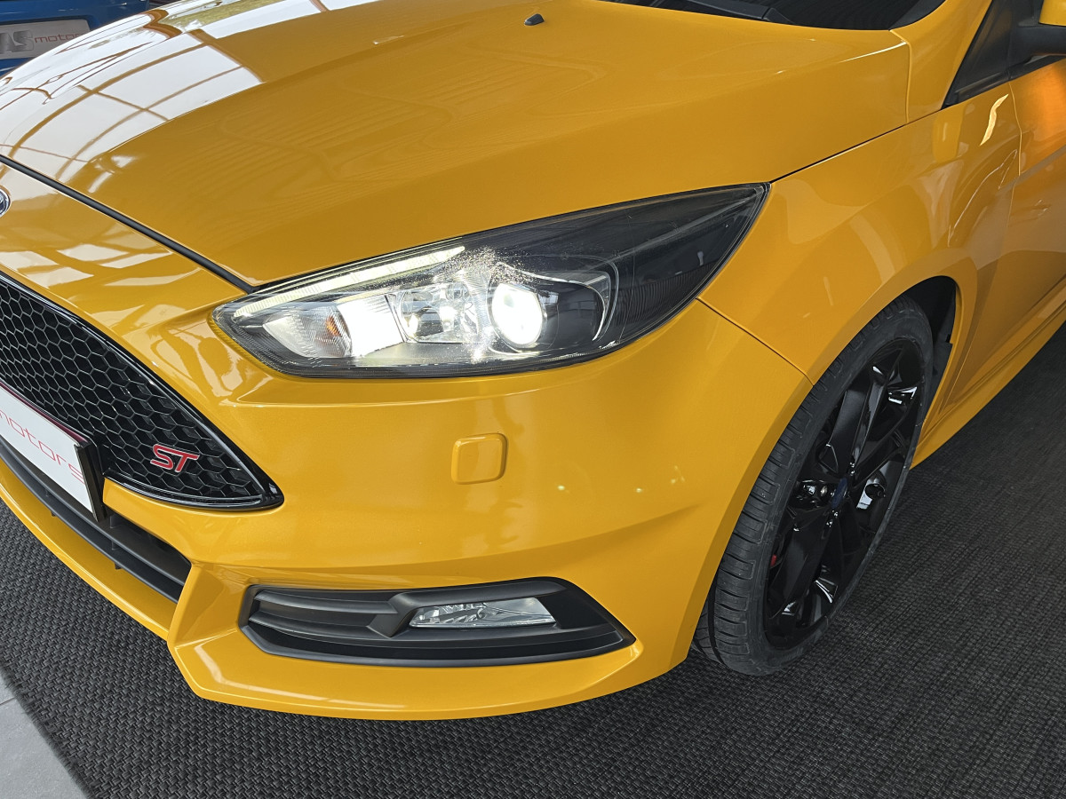 FORD FOCUS ST 2,0 250 PACK PERFORMANCE GPS REGULATEUR LIMITEUR BI-XENON PACK HIVER RECARO KEYLESS PARK PILOT  HIFI SONY BLUETOOTH JANTES 19  EXCELLENT ETAT