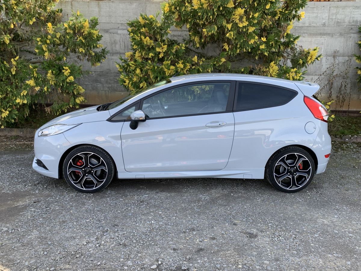 FORD FIESTA ST 1,6 TURBO 200 PACK PERF CAMERA REGULATEUR GPS BLUETOOTH