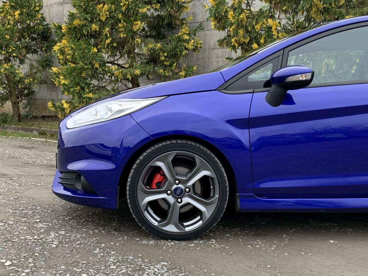 FORD FIESTA ST 1,6 TURBO 182 PACK PERFORMANCE BLUETOOTH SIEGES CHAUFFANT 1ERE MAIN