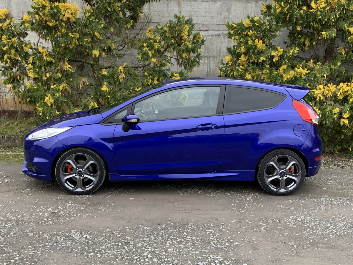 FORD FIESTA ST 1,6 TURBO 182 PACK PERFORMANCE BLUETOOTH SIEGES CHAUFFANT 1ERE MAIN