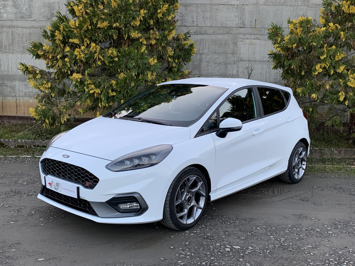 FORD FIESTA ST 1,5 TURBO 200 CV 5 PORTES BLANCHE APPLE CAR PLAY LANE ASSIST REGULATEUR BLUETOOTH FEUX FULL LED 1ERE MAIN