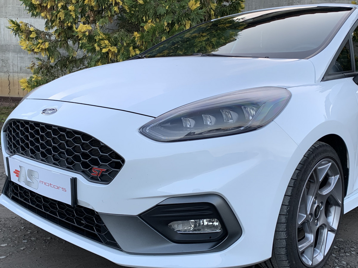 FORD FIESTA ST 1,5 TURBO 200 CV 5 PORTES BLANCHE APPLE CAR PLAY LANE ASSIST REGULATEUR BLUETOOTH FEUX FULL LED 1ERE MAIN