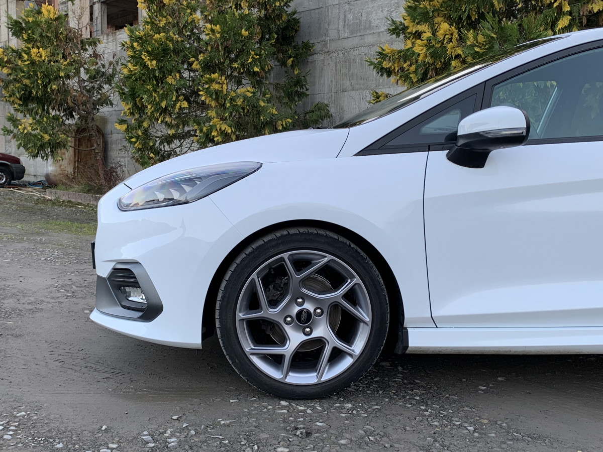 FORD FIESTA ST 1,5 TURBO 200 CV 5 PORTES BLANCHE APPLE CAR PLAY LANE ASSIST REGULATEUR BLUETOOTH FEUX FULL LED 1ERE MAIN