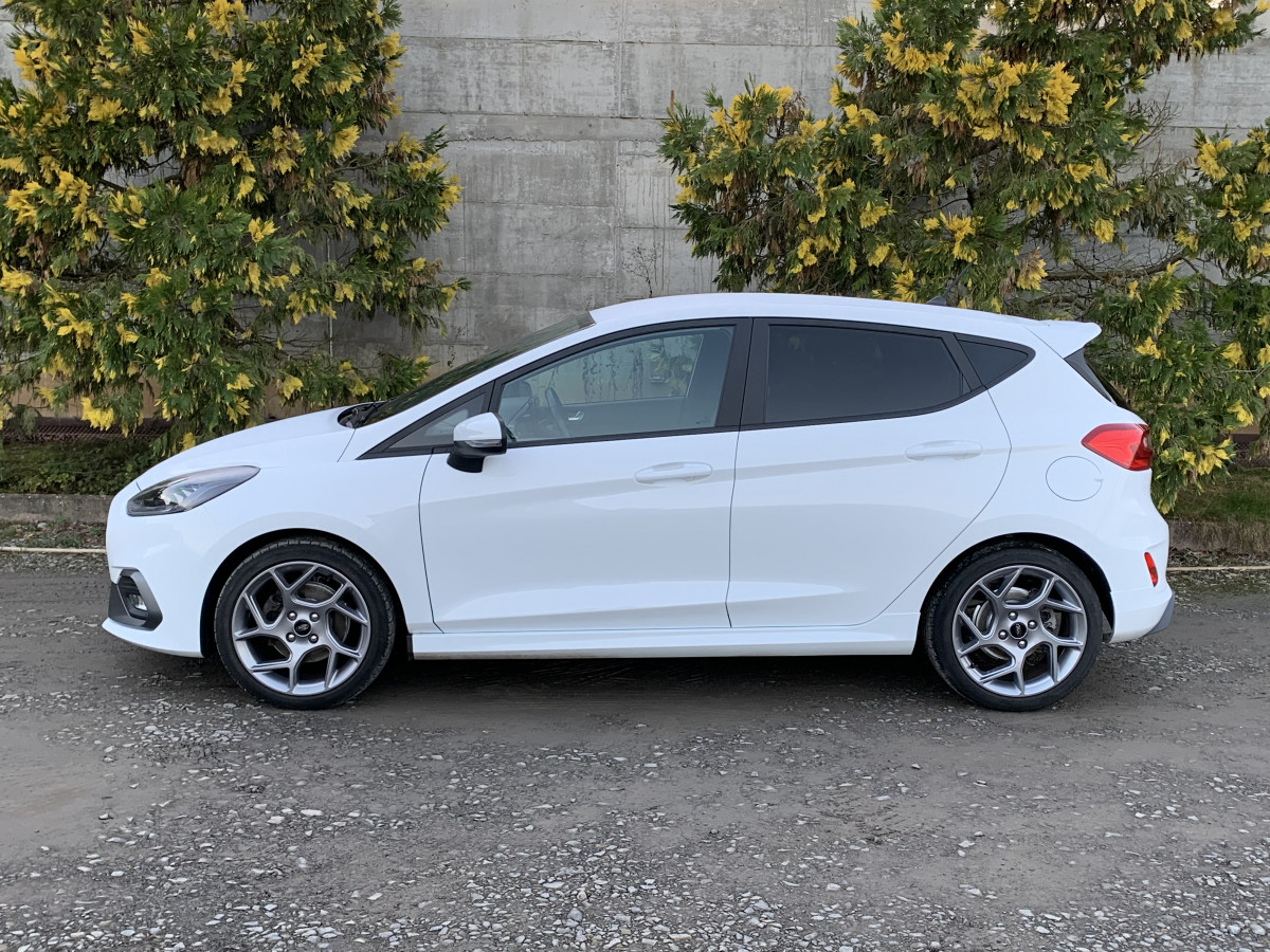 FORD FIESTA ST 1,5 TURBO 200 CV 5 PORTES BLANCHE APPLE CAR PLAY LANE ASSIST REGULATEUR BLUETOOTH FEUX FULL LED 1ERE MAIN