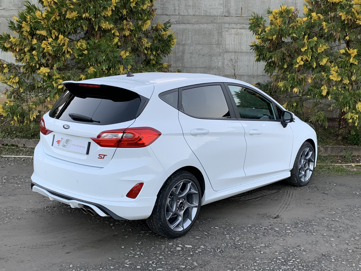 FORD FIESTA ST 1,5 TURBO 200 CV 5 PORTES BLANCHE APPLE CAR PLAY LANE ASSIST REGULATEUR BLUETOOTH FEUX FULL LED 1ERE MAIN