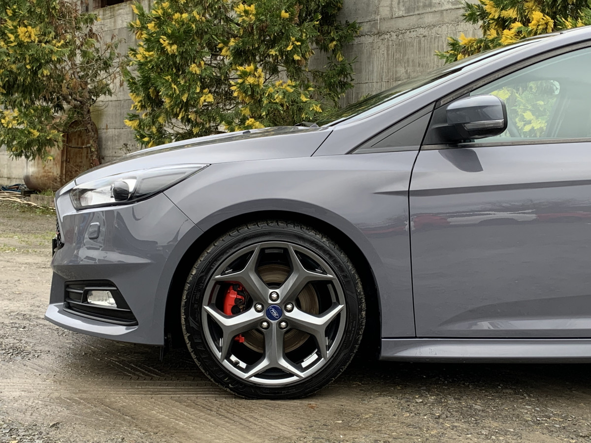 FORD FOCUS ST 2.0 250 GRIS STEALTH CUIR COMPLET RECARO GPS BLUETOOTH HIFI SONY TOIT OUVRANT 1ERE MAIN