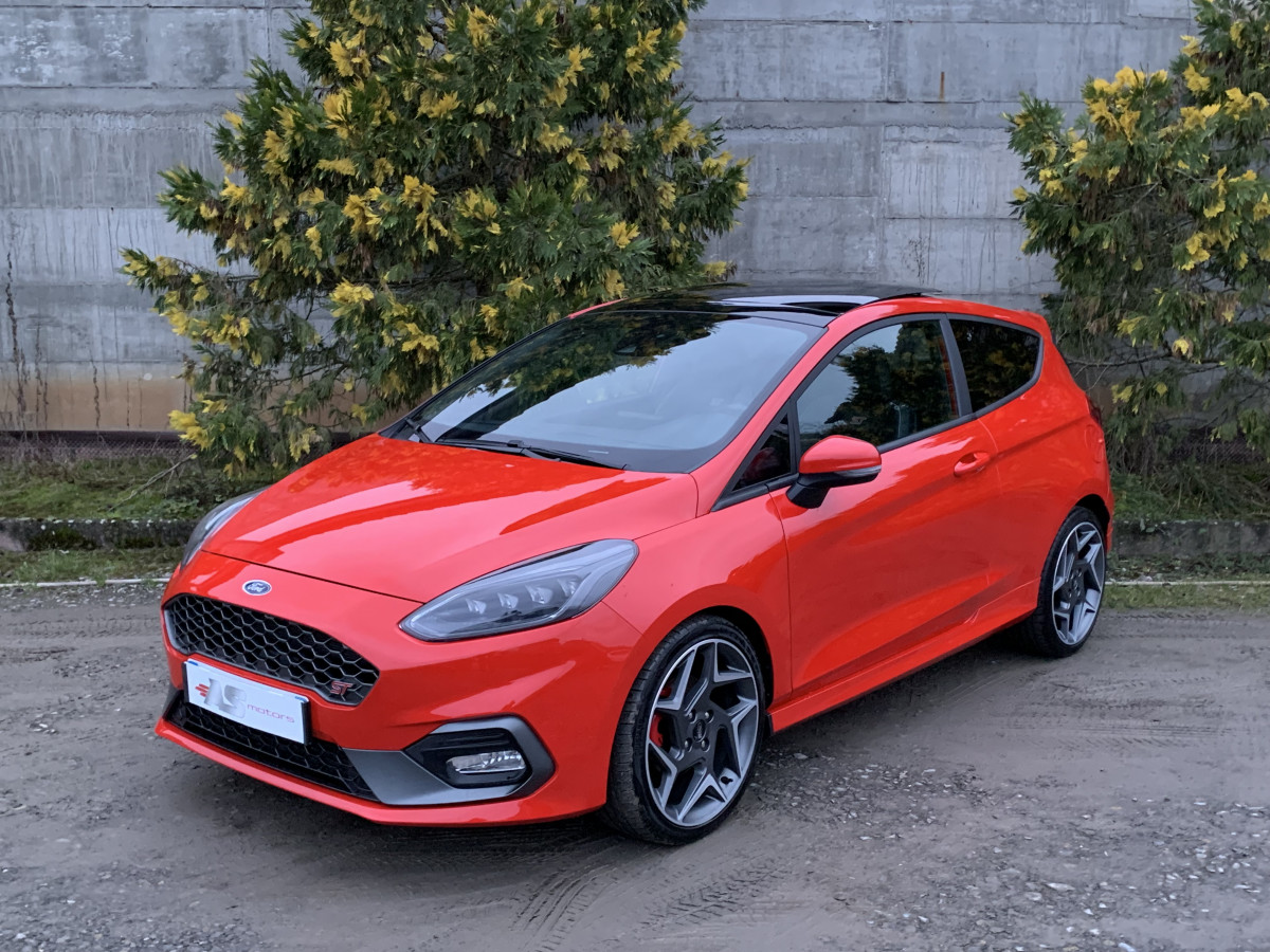 FORD FIESTA ST 1,5 TURBO 200 CV ROUGE TOIT OUVRANT PANORAMIQUE APPLE CAR PLAY LANE ASSIST REGULATEUR BLUETOOTH FEUX FULL LED 1ERE MAIN